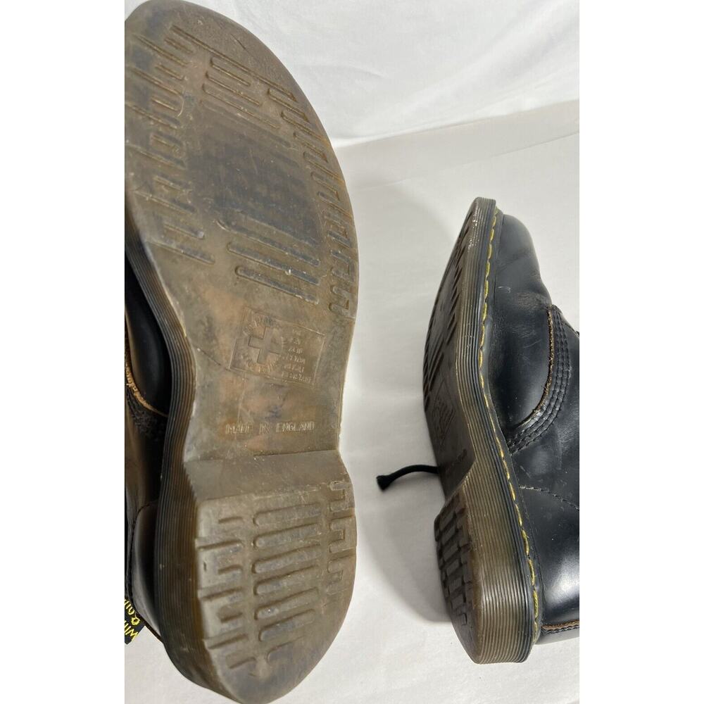 Dr. Martens MADE IN ENGLAND. Need new shoelaces, o/w in beautiful condition. - Picture 9 of 9